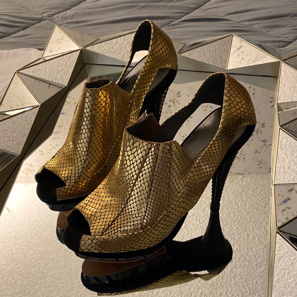 Finsk Platform Gold Faux Snakeskin Open Toe Pump Size 8